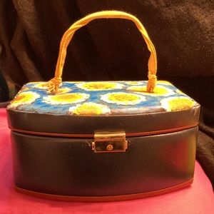 VINTAGE WOLF DESIGNS HAND PAINTED TRAVEL JEWELRY CASE WITH KEY